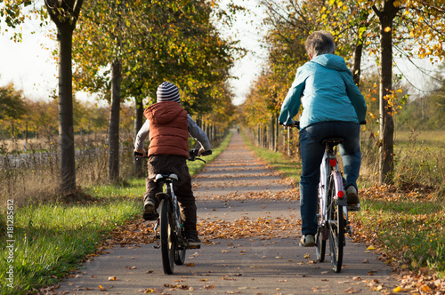Oma und enkel fahren rad