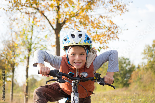 fahrradfahrender kleiner junge