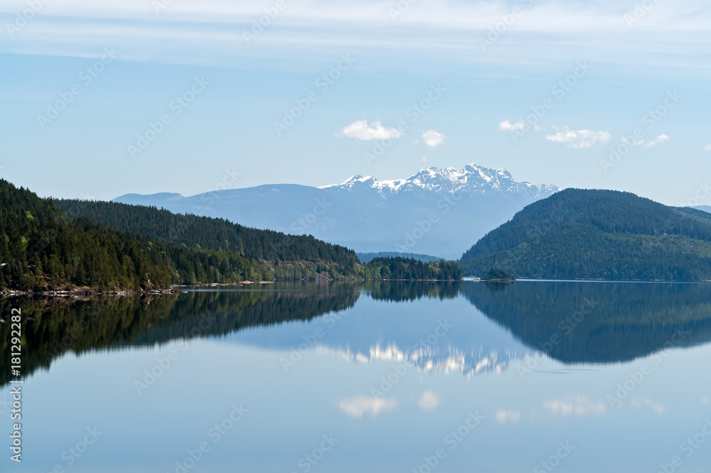 Fototapeta premium Snowy góry odbicie w jeziorze - wyspa Vancouver, BC, Kanada