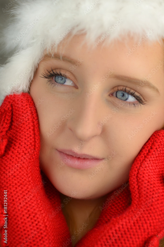 Mädchen mit roten handschuhen in weihnachtlicher stimmung Mädchen mit roten handschuhen in weihnachtlicher stimmung