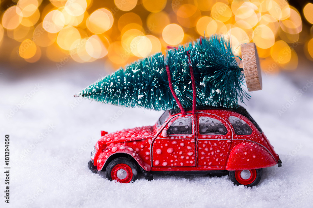 Foto de Oldtimer car is carrying a christmas tree through beautiful