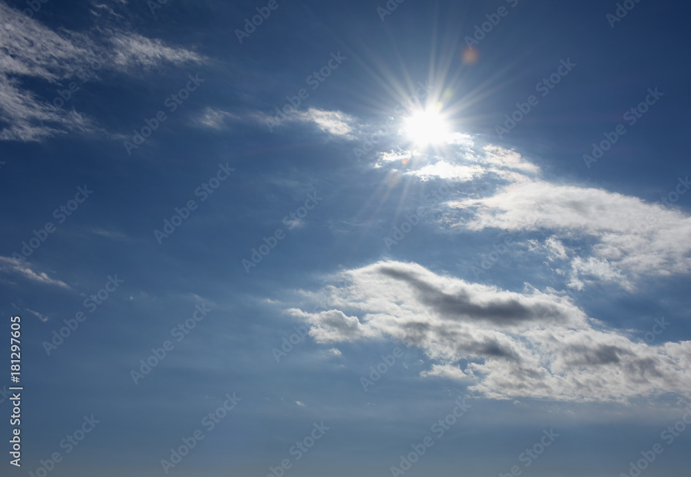 青空と雲と輝く太陽「雲の風景」（希望の光を横目に行く、希望をつなぐ、希望を求めて、希望の光をさがすなどのイメージ）