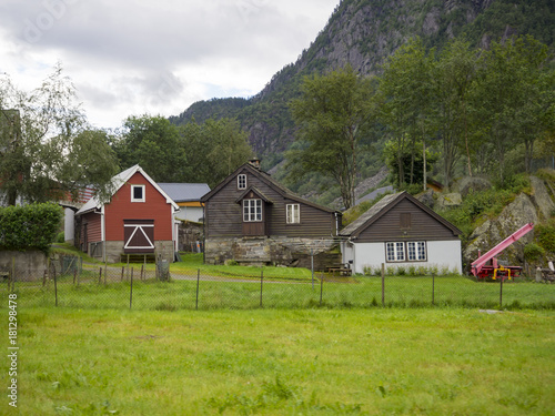 Paisajes rural,de carretera , con casas típicas por la zona de ODDA en el sur de Noruega , Europa en el verano de 2017. 