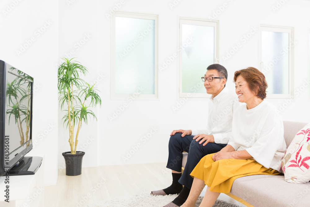 テレビを見るシニア夫婦 テレビを見るシニア夫婦