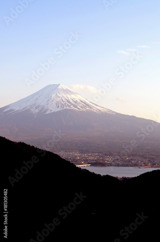 三つ峠山中腹からの河口湖と富士山