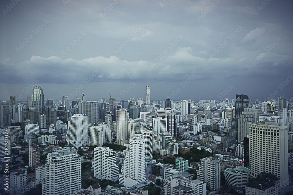 Obraz premium cloudy blue sky Bangkok cityscape