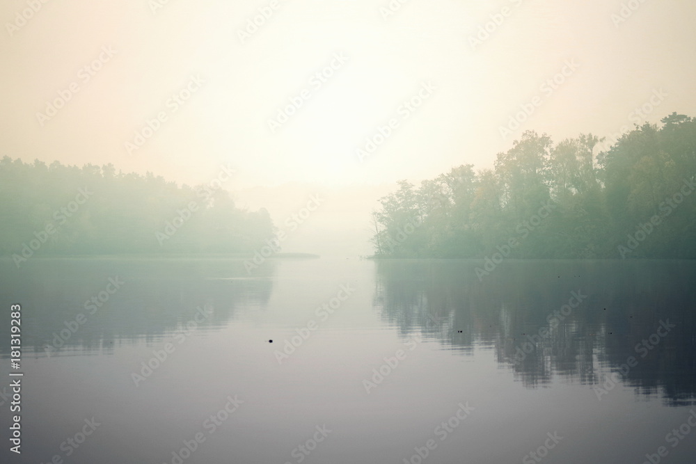 jesienne mgły nad jeziorem