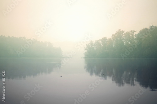 Fototapeta jesienne mgły nad jeziorem