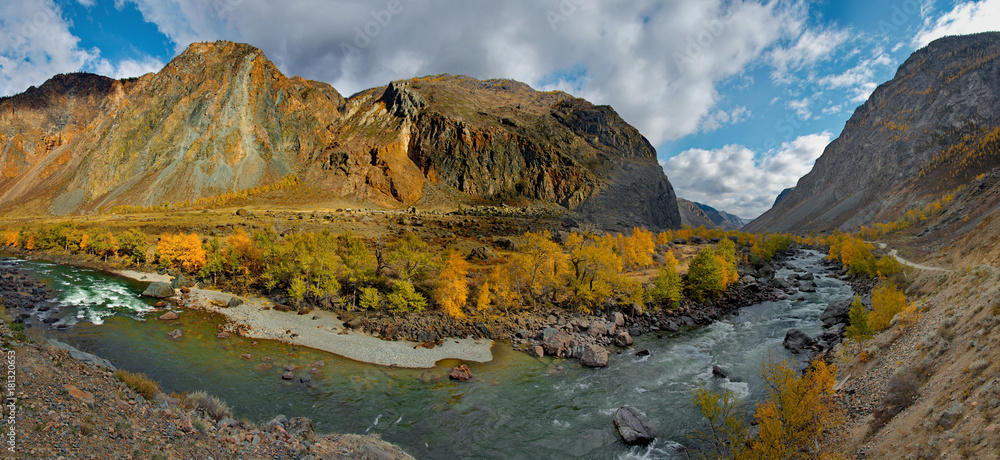 Fototapeta premium beria. Altai Mountains, Aautumn on the river Chulyshman