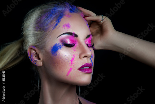 Buntes Make-up - Frau - Gesicht - Holi - Farben - kreativ - Pulver