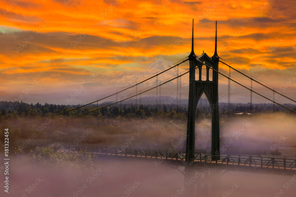 Obraz premium Mount Hood przy moście St Johns podczas wschodu słońca w Portland w stanie Oregon