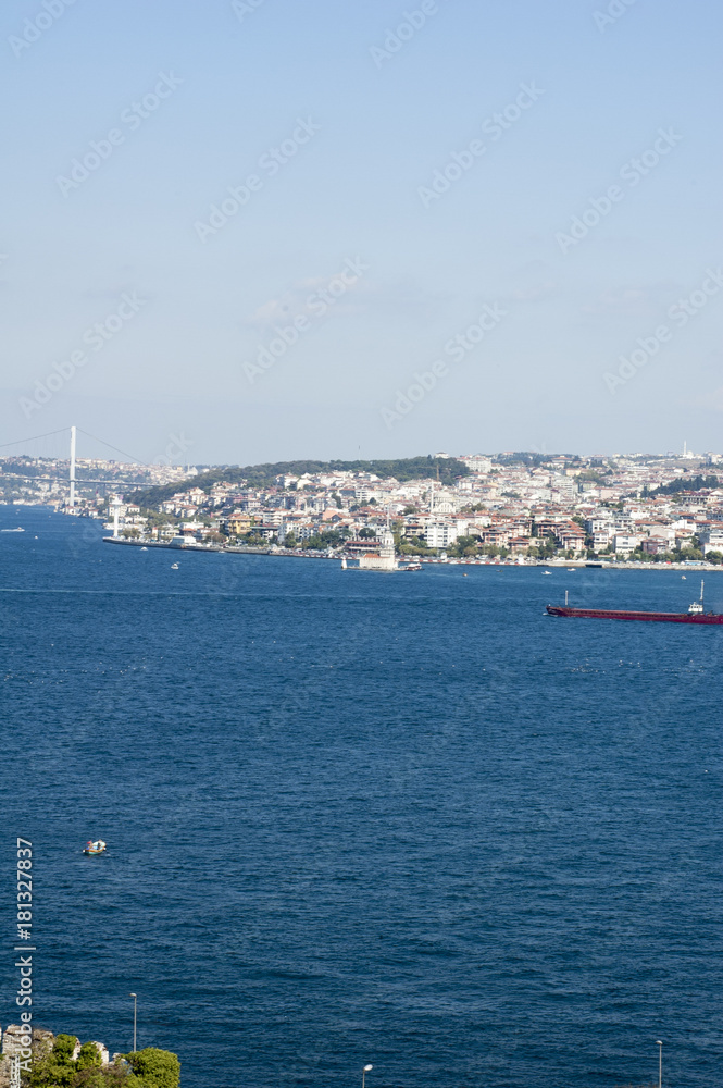 Il Bosforo. Lo stretto che collega il Mar Nero al Mar di Marmara e segna il confine meridionale tra il continente europeo e quello asiatico.