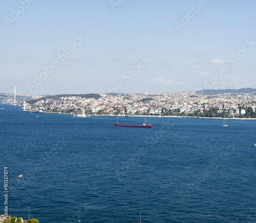Il Bosforo. Lo stretto che collega il Mar Nero al Mar di Marmara e segna il confine meridionale tra il continente europeo e quello asiatico. photo