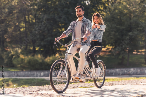 Foto Couple with a tandem bicycle