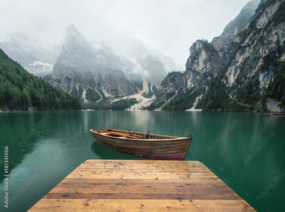 Fototapeta premium Jezioro w górskiej dolinie we Włoszech. Piękny naturalny krajobraz w górach Włoch.