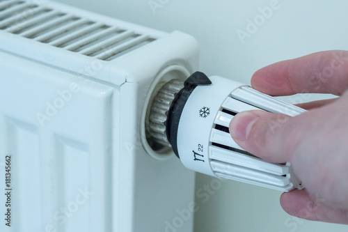 Heizkörper mit Thermostat und Hand