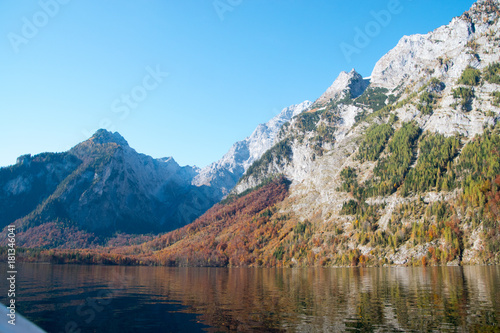 Berge und See im Herbst