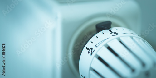 Heizkörper mit Thermostat, Breitbild photo