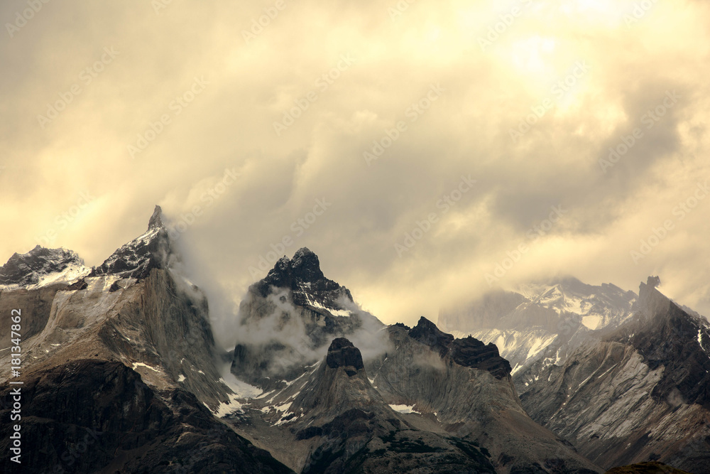 Fototapeta premium Exposed granite peaks battered by the wind