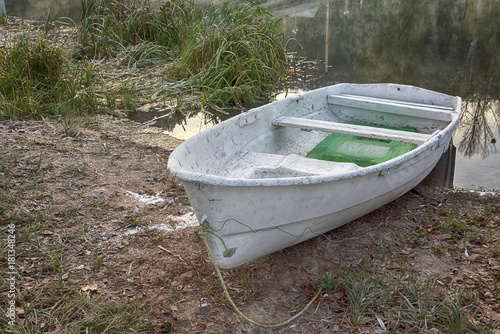 Fotografie White boat on the river bank in the first freezes