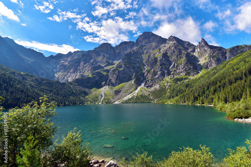 Plakat Zielona woda Morskie Oko jezioro w lecie, Tatrzańskie góry, Polska