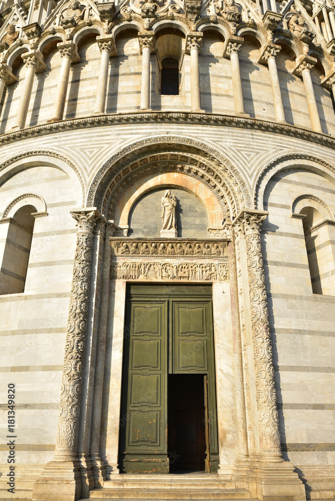 Portail du baptistère de Pise en Toscane, Italie