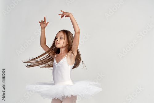 Fotografia little ballerina is dancing