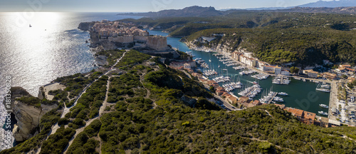 Vista aerea della città vecchia di Bonifacio costruita su scogliere di calcare bianco, falesie. Corsica, Francia. Stretto delle Bocche di Bonifacio che la separa la Corsica dalla Sardegna 