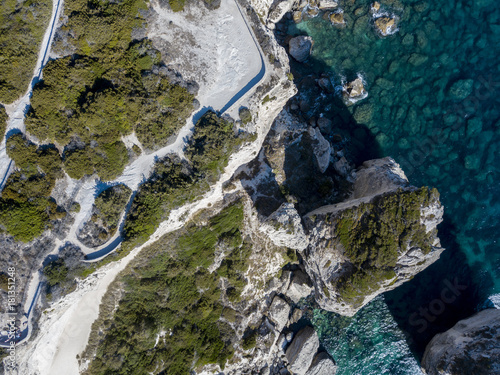 Vista aerea sulle scogliere di calcare bianco, falesie. Corsica, Francia. Stretto delle Bocche di Bonifacio che la separa la Corsica dalla Sardegna