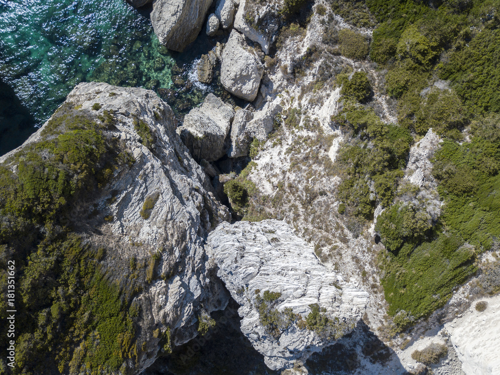 Vista aerea sulle scogliere di calcare bianco, falesie. Corsica, Francia. Stretto delle Bocche di Bonifacio che la separa la Corsica dalla Sardegna