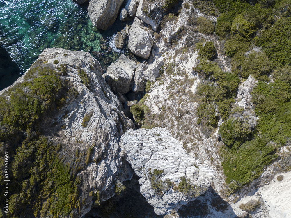 Vista aerea sulle scogliere di calcare bianco, falesie. Corsica, Francia. Stretto delle Bocche di Bonifacio che la separa la Corsica dalla Sardegna Vista aerea sulle scogliere di calcare bianco, falesie. Corsica, Francia. Stretto delle Bocche di Bonifacio che la separa la Corsica dalla Sardegna