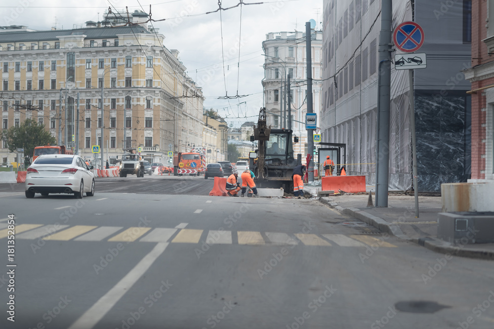 Obraz premium Workers on a road construction in a big city