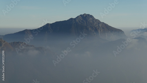 Nebbia in pianura e cielo azzurro sulle montagne