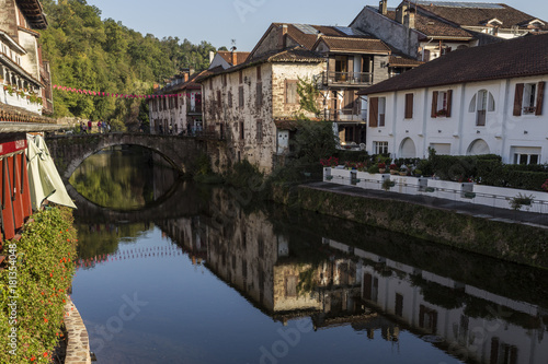 Obraz na płótnie River as it passes through a small town. w salonie