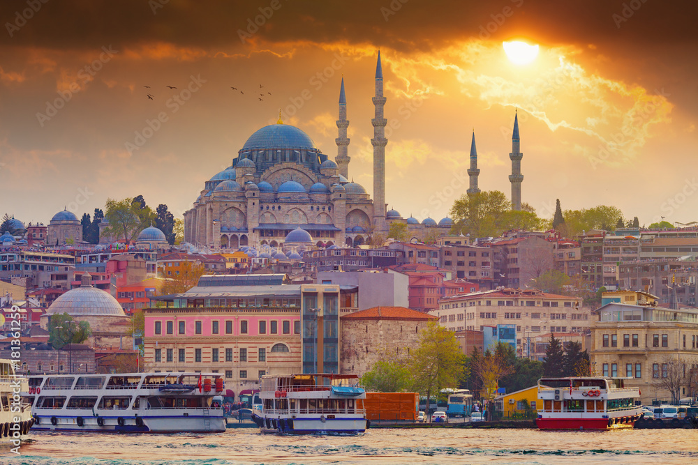 Obraz premium Dramatic sunset over Suleymaniye Mosque in Istanbul, Turkey