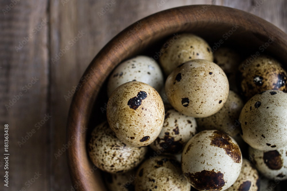Obraz premium quail eggs on rustic wooden table