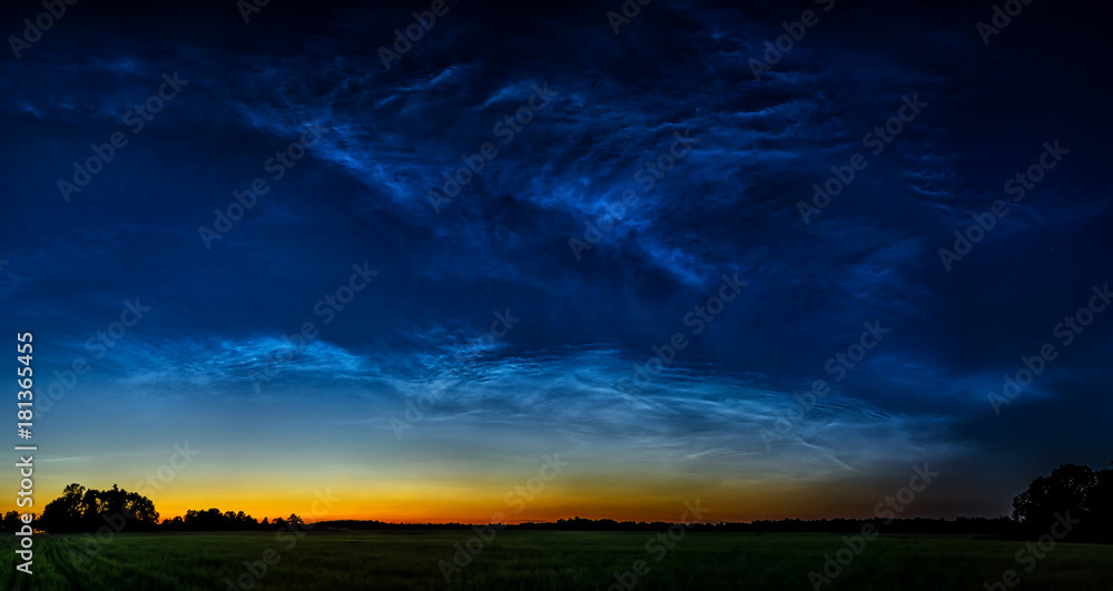 Obraz premium Noctilucent cloud with landscape