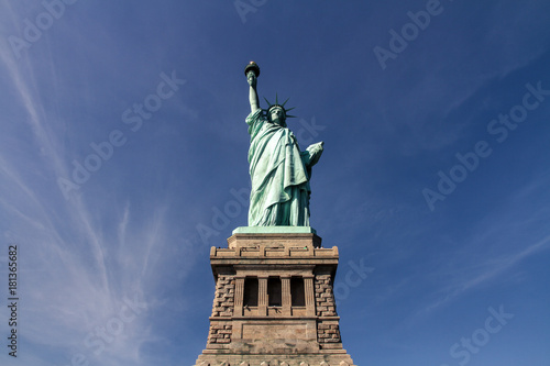 Freiheitsstatue frontale Ansicht, mit blauem Himmel, New York