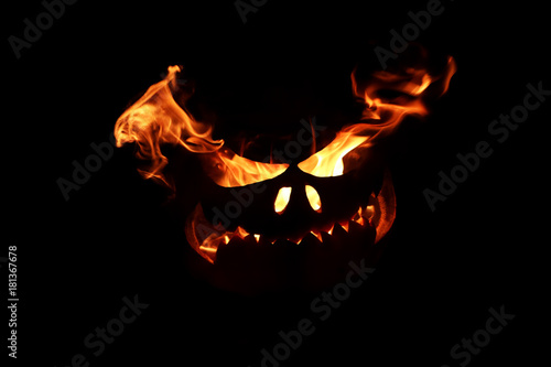 Halloween Kürbis in Flammen, Feuergesicht isoliert auf schwarz