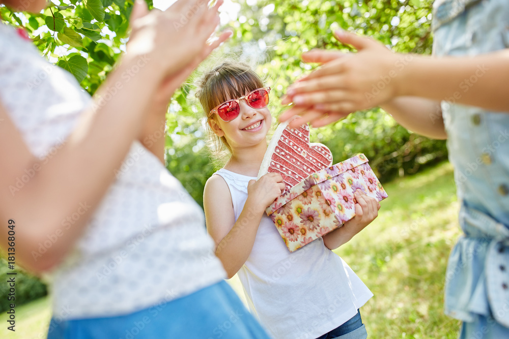 Obraz premium Mädchen feiern Kindergeburtstag