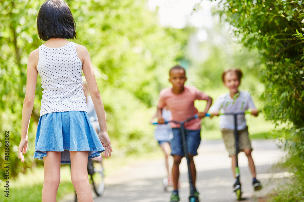 Kinder beim Wettkampf mit Roller