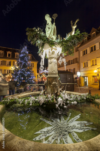 Fontaine Saint-Thiébaut de Thann décorée pour Noël