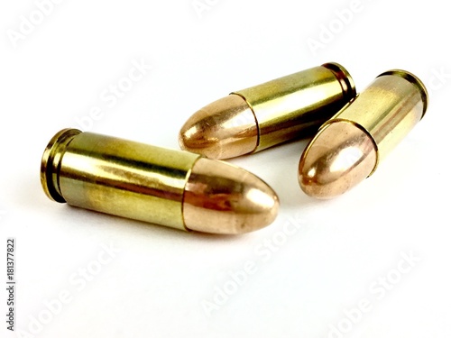 Valokuva 9mm bullets on a white background