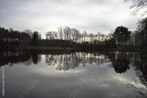 Windstiller See an einem Abend im Winter,