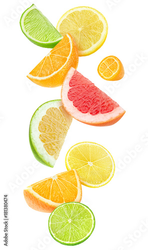 Tela Isolated citrus fruits pieces in the air