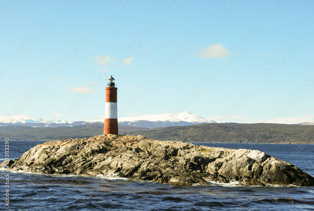 Farol de Les Eclaireurs nas ilhas de Les Eclaireurs, que leva o seu nome, a 5 milhas náuticas a leste de Ushuaia, no Canal Beagle, Tierra del Fuego, sul da Argentina.