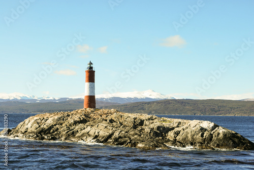 Farol de Les Eclaireurs nas ilhas de Les Eclaireurs, que leva o seu nome, a 5 milhas náuticas a leste de Ushuaia, no Canal Beagle, Tierra del Fuego, sul da Argentina. © Fabricio Rezende