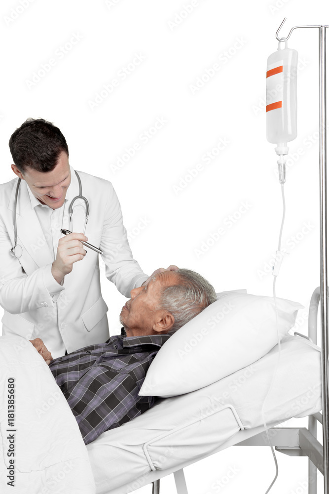 Obraz premium Doctor examining elderly patient eyes