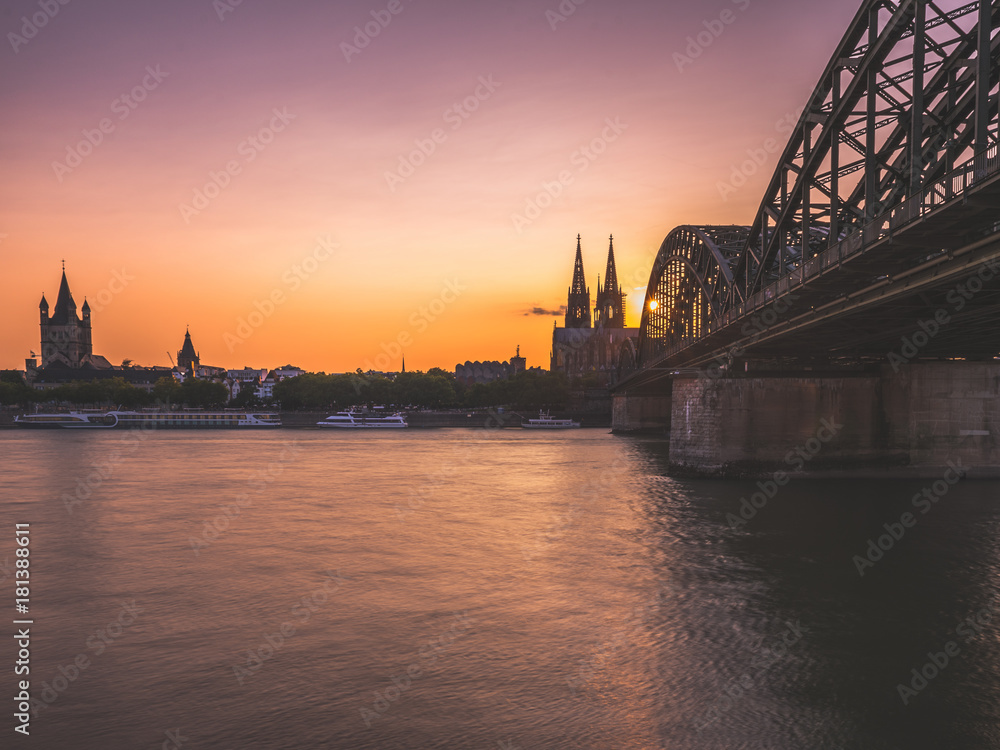 Sonnenuntergang in Köln am Rhein mit Blick auf den Kölner Dom