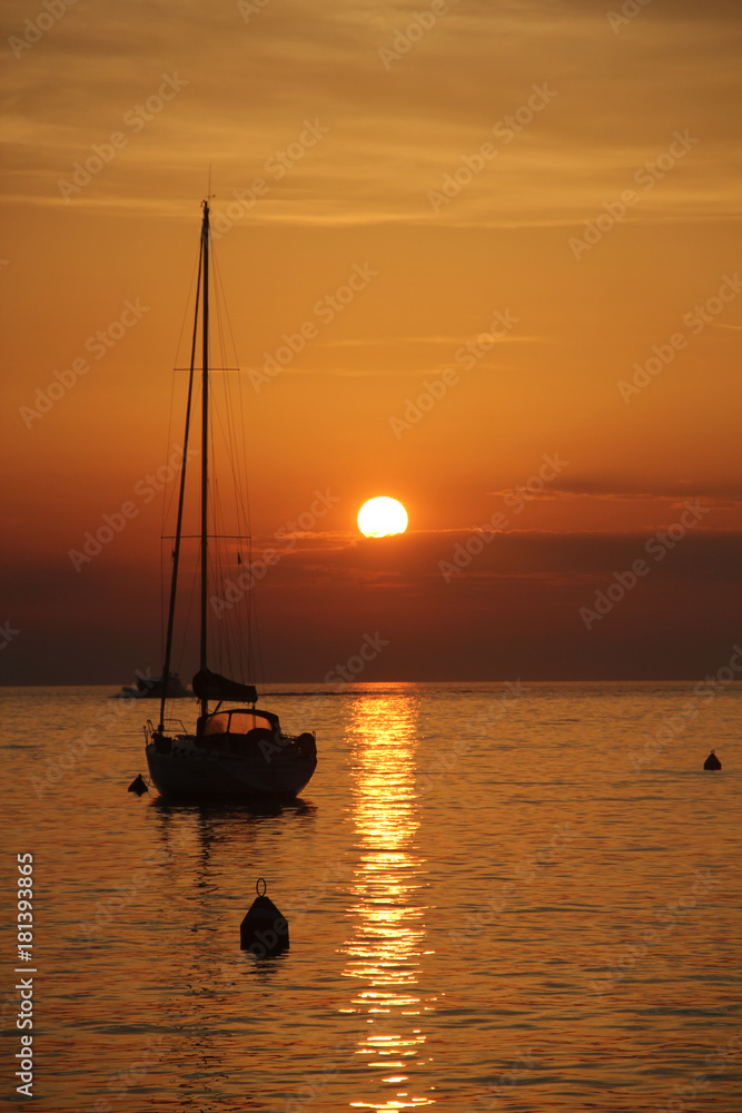 Segelboot im Sonnenuntergang am Meer